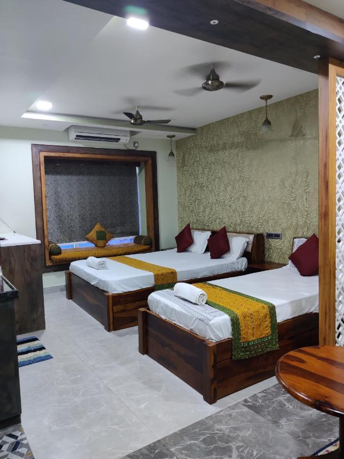 Sakuntala Residency Hotel บูบันเนสชวาร์ ภายนอก รูปภาพ